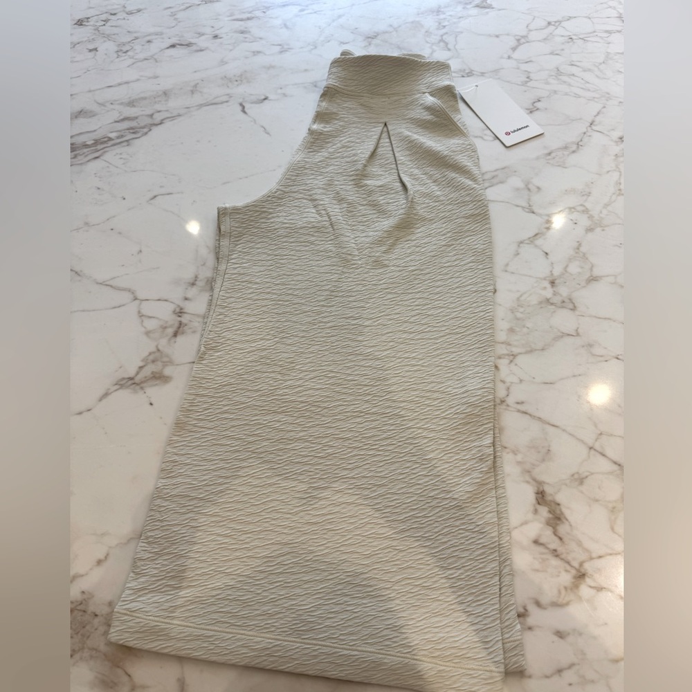 NWT Lululemon pleated crop pants in ivory textured fabric, size 6.